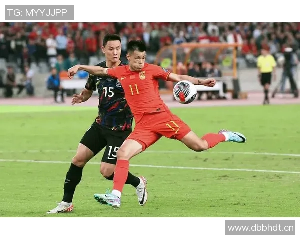 中国足球迎来新纪元：国足备战世预赛，年轻球员表现抢眼